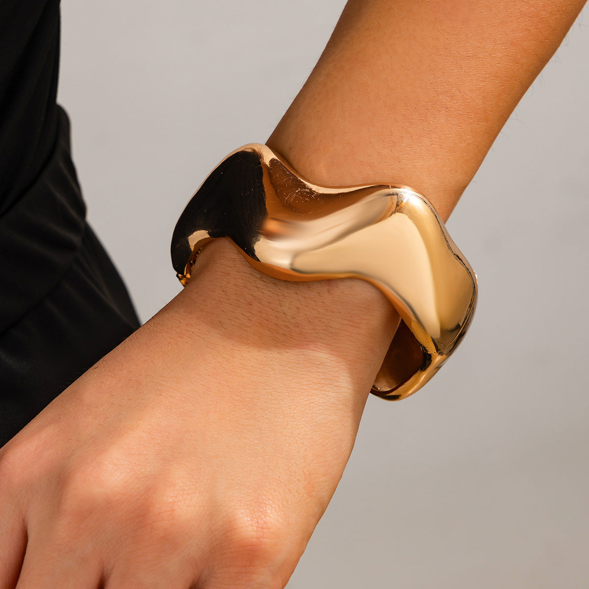 Luxe Divine Collection ~ Fashionable Metal Curved Bracelet Set