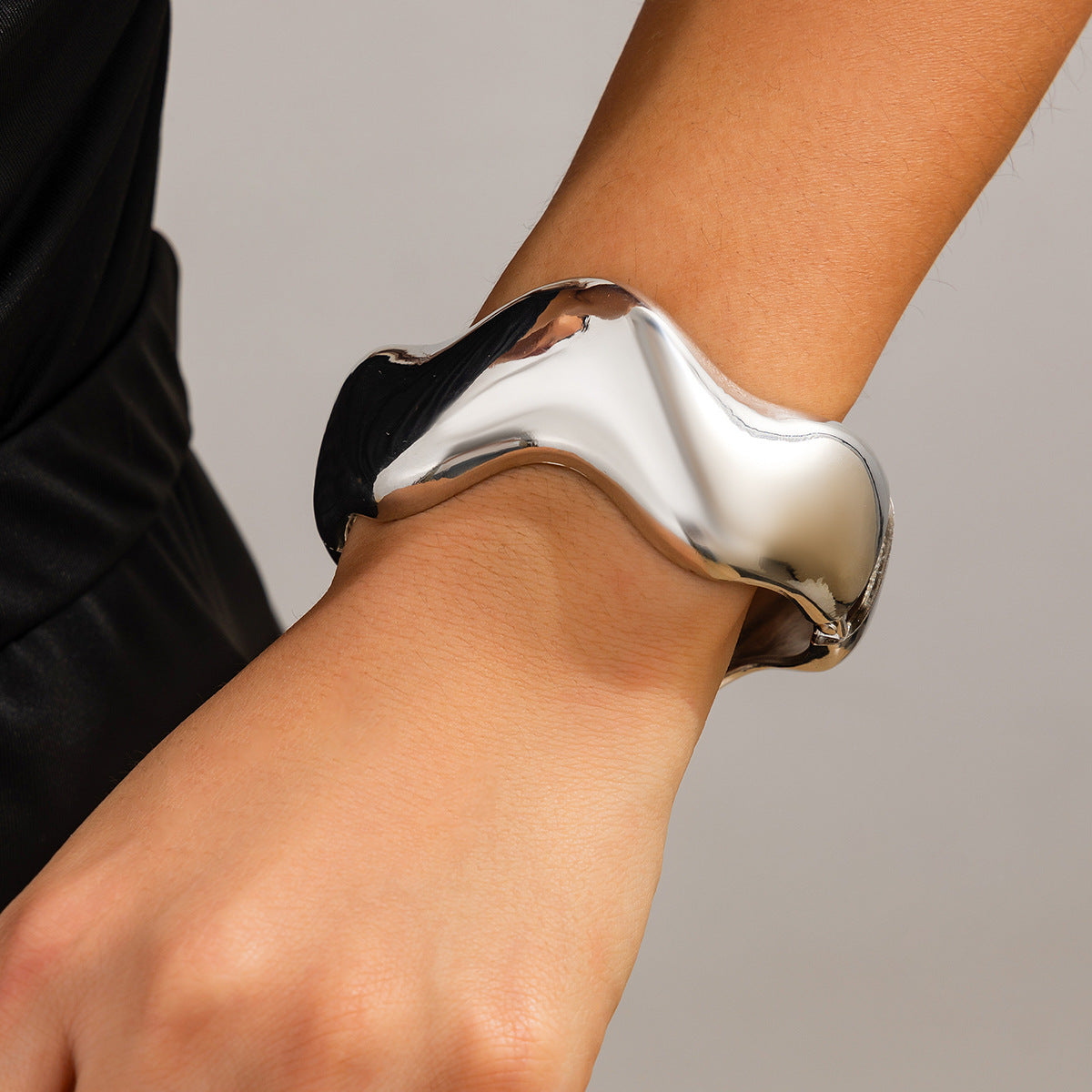 Luxe Divine Collection ~ Fashionable Metal Curved Bracelet Set