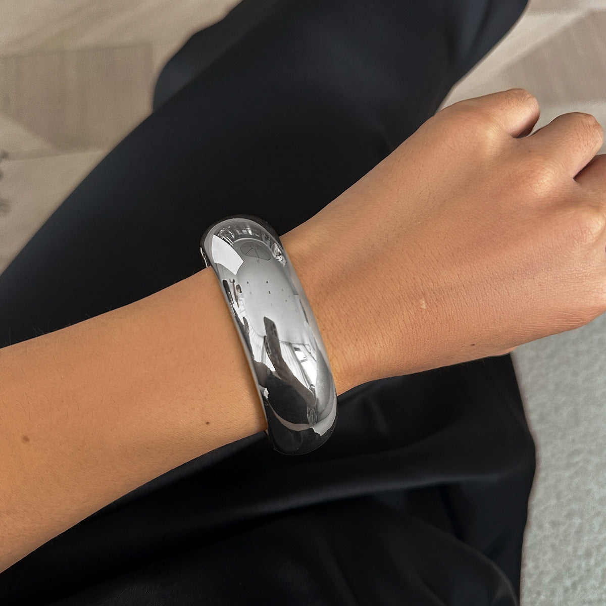 Luxe Divine Collection ~ Fashionable Metal Curved Bracelet Set