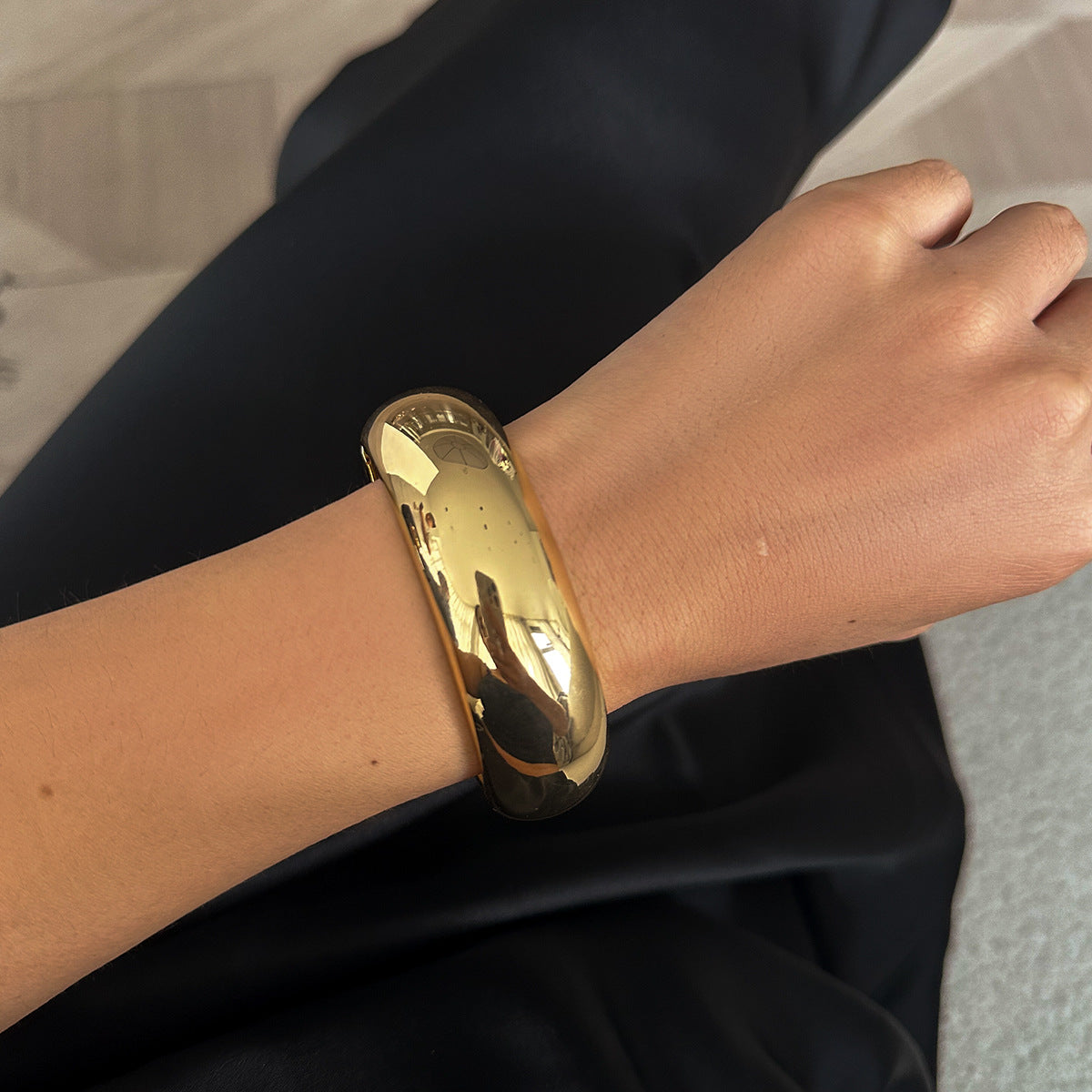 Luxe Divine Collection ~ Fashionable Metal Curved Bracelet Set